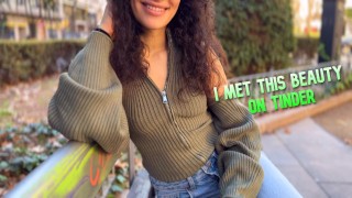 Кучерявая красотка в мокрых трусиках из Тиндер истосковалась по твёрдому члену очень сильно