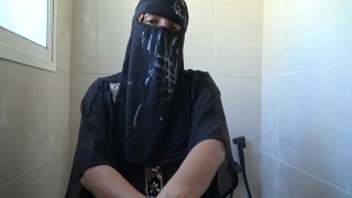 une beurette marocaine de Marseille laisse un homme éjaculer son sperme sur tout son hijab